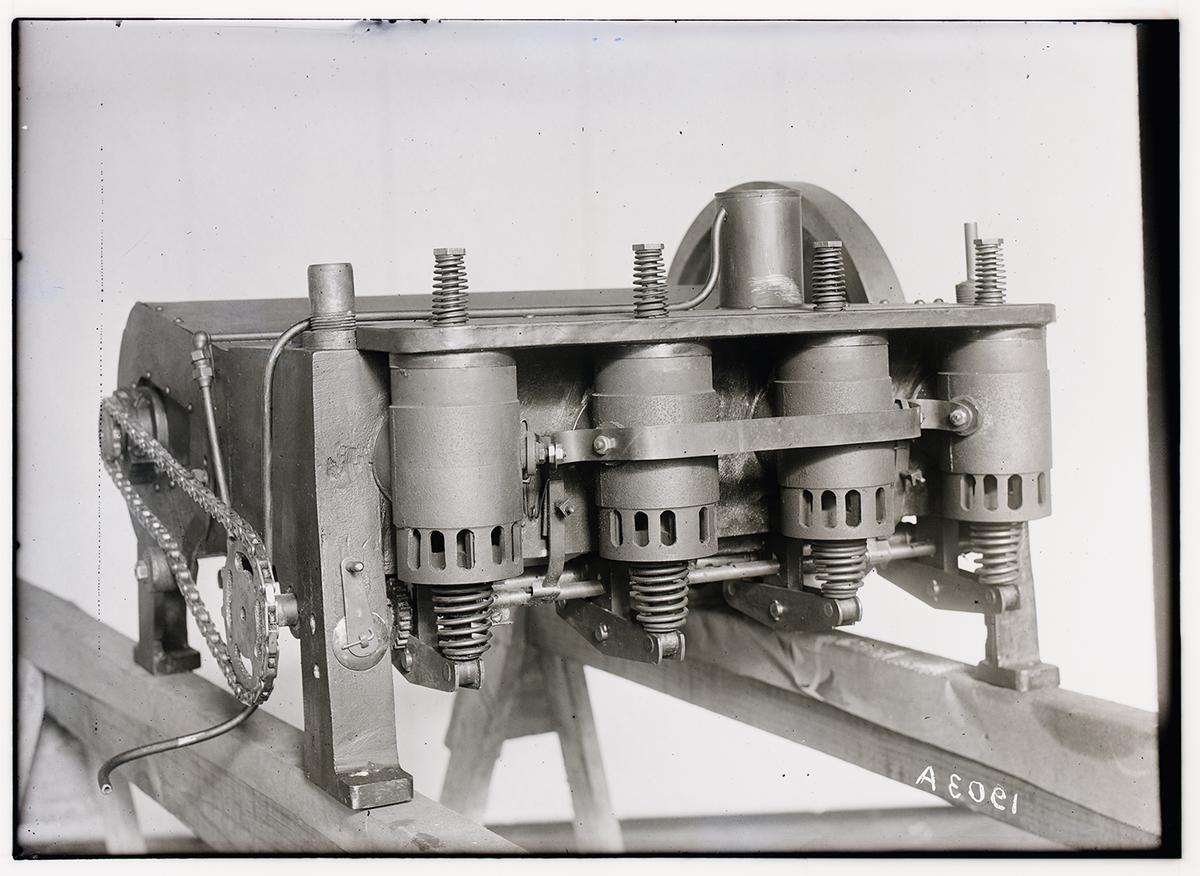 Left, front view of the reconstructed 1903 Wright Flyer's horizontal 4-cylinder engine. Library of Congress. (Public Domain)