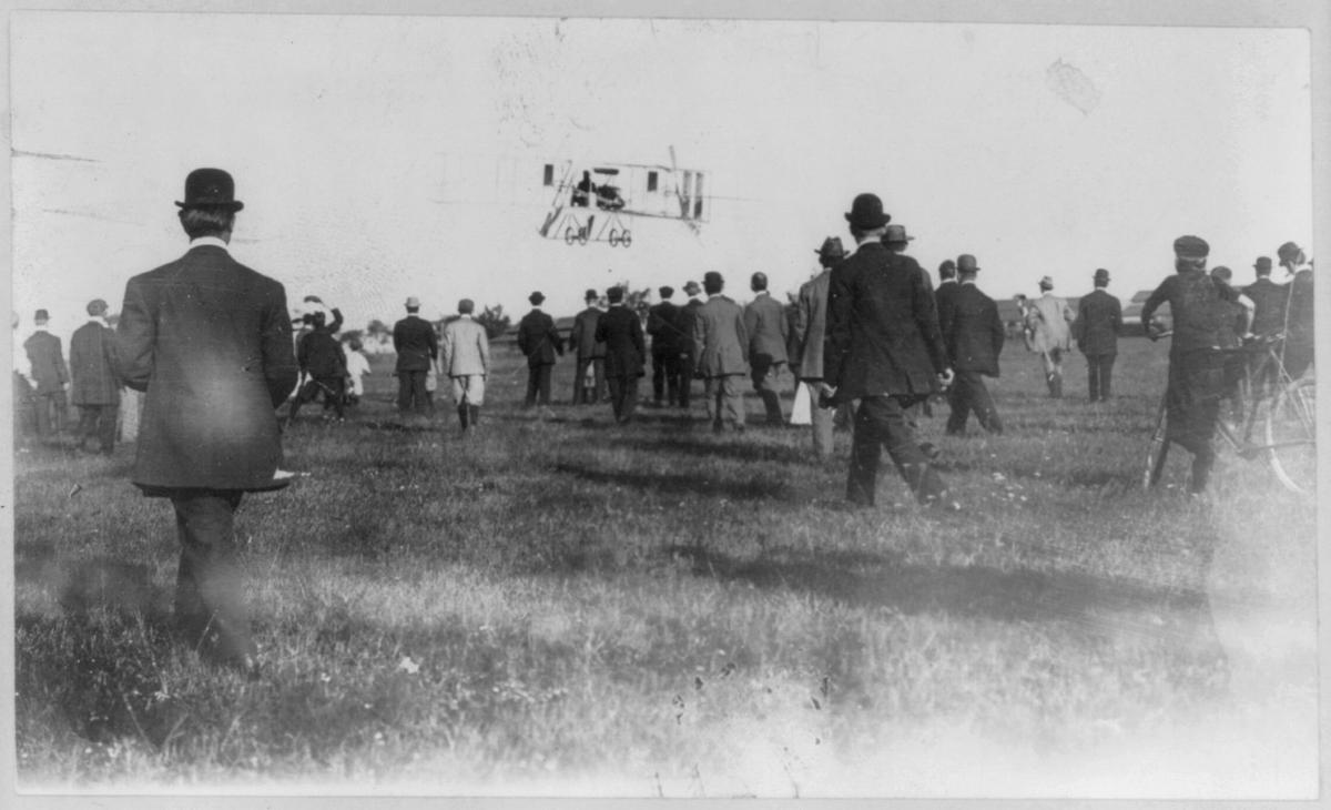 Calbraith Perry Rodgers greeted by spectators in Calif., 1911. Library of Congress. (Public Domain)