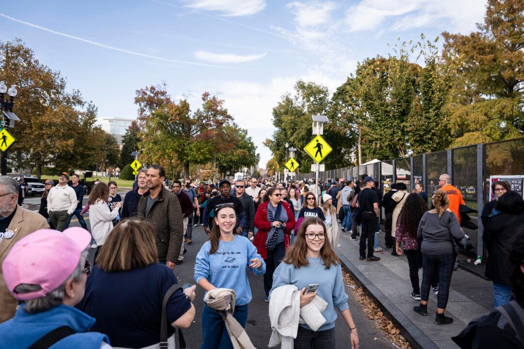 Harris Supporters Gather for Washington Rally A Week Before Election