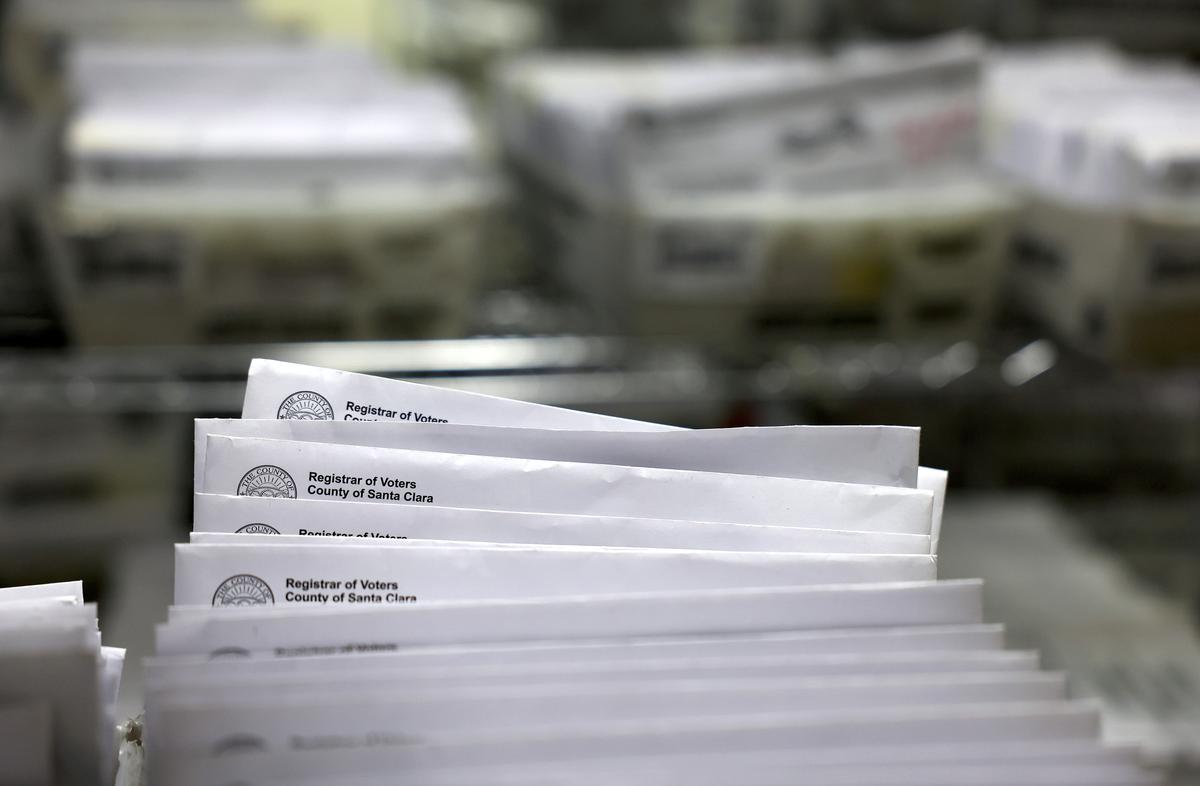 US Postal Service Recommends People ‘Don’t Delay’ to Post Mail-In Ballots thumbnail