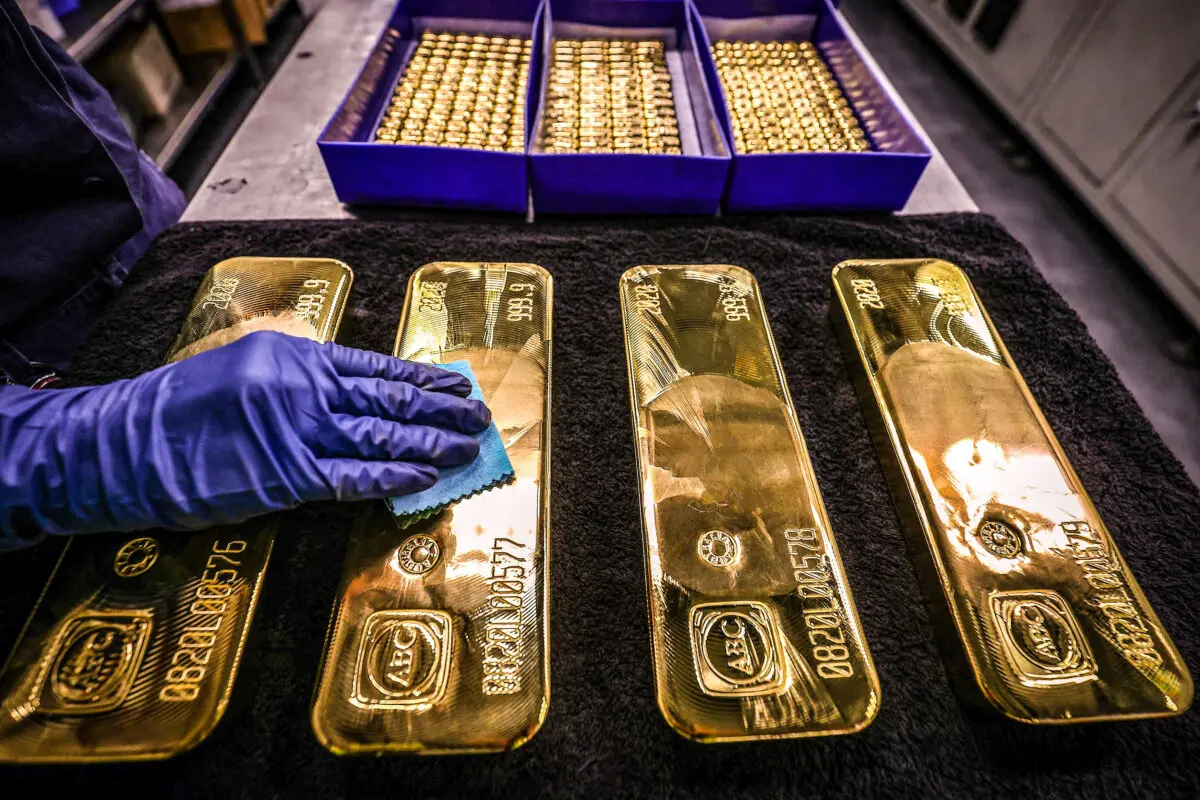 As Money Gets Tighter, More People Are Selling Gold and Silver | USNN World News A worker polishes gold bullion bars at the ABC Refinery in Sydney, Australia, on Aug. 5, 2020. (David Gray/AFP via Getty Images)
