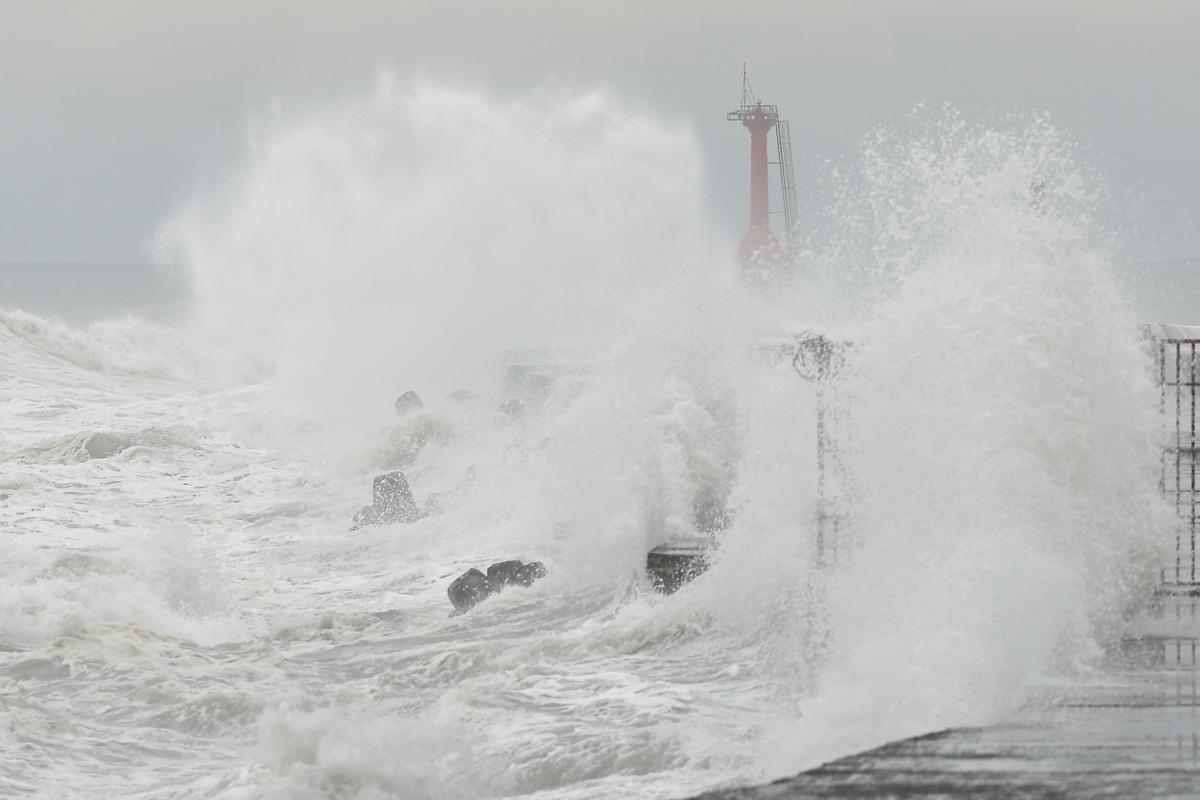 Taiwan Shuts Down for Typhoon Krathon, Bringing Torrential Rain