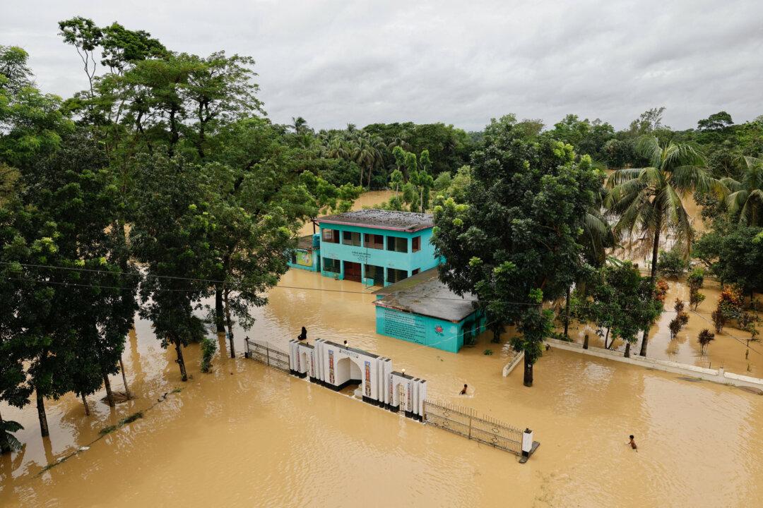 Floods in Bangladesh Leave 5 Dead, Thousands Stranded