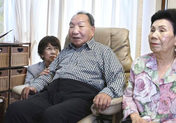 Japanese Police Chief Apologizes to Man Acquitted After 50 Years on Death Row | USNN World News Iwao Hakamada (C), and his sister Hideko (R), receive an apology from Shizuoka Prefectural Police chief Takayoshi Tsuda, not in photo, for his suffering at Hakamada's home in Hamamatsu, Shizuoka prefecture, central Japan, on Oct. 21, 2024. (Kyodo News via AP)