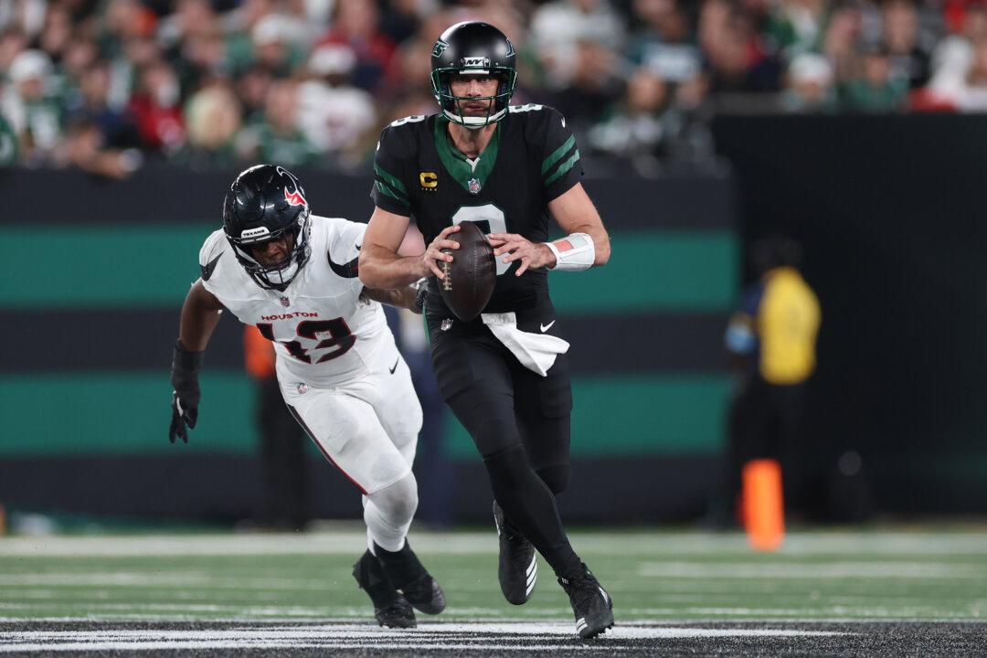 Aaron Rodgers Makes Jets Debacle an Afterthought in Win Over Texans