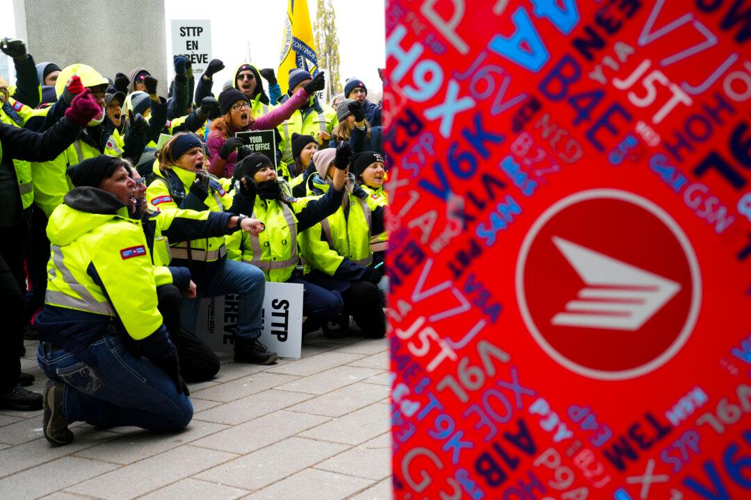 Pressure Rises on Federal Government to Intervene in Canada Post Strike