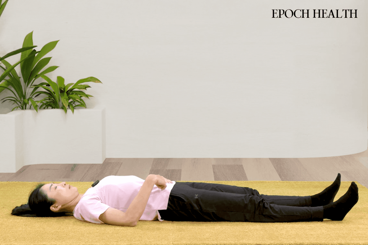 Supine Chin Tuck. (The Epoch Times)