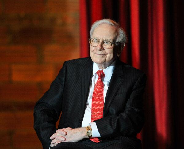 Warren Buffett Is Sitting on Over $325 Billion Cash as Berkshire Hathaway Keeps Selling Apple Stock