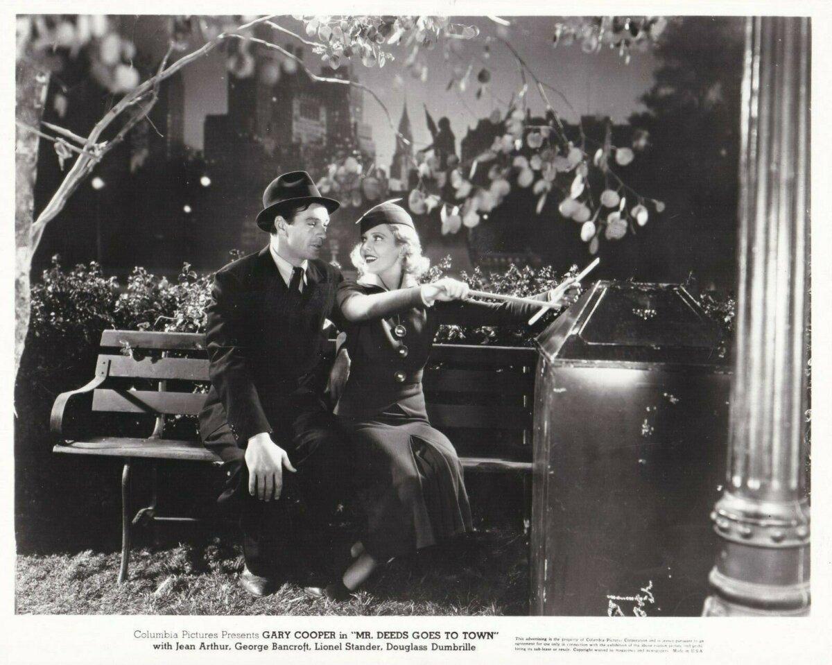 Longfellow Deeds (Gary Cooper) and Babe Bennett (Jean Arthur), in “Mr. Deeds Goes to Town.” (MovieStillsDB)