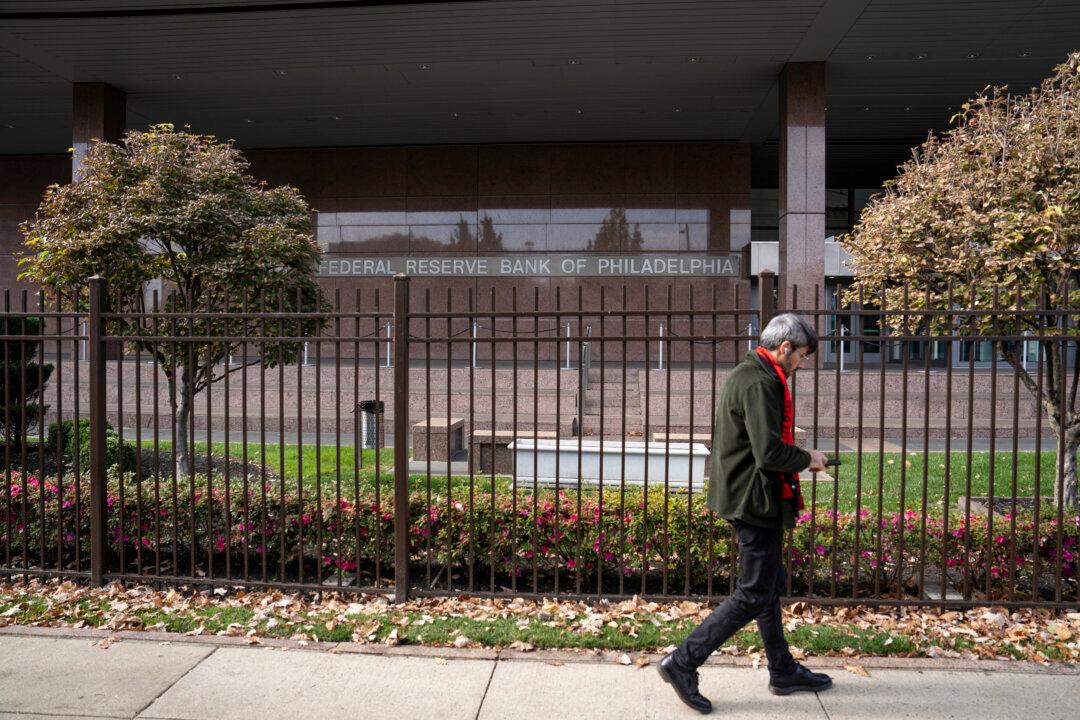 Federal Reserve Governor Defends Central Bank Independence