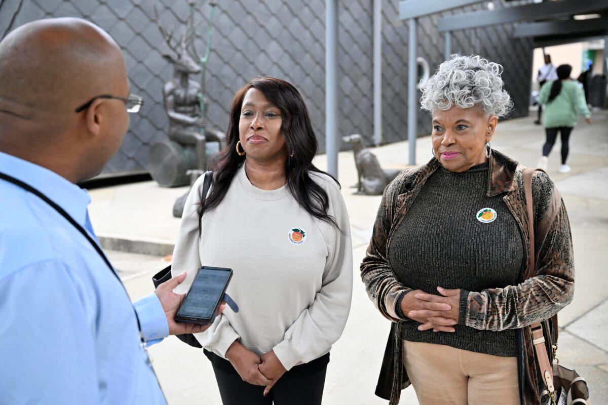 Betty Fondal (R) and daughter Tracy Coleman speak with a reporter after voting at the Buckhead voting precinct in Atlanta on Nov. 5, 2024. (Jim Blackburn for The Epoch Times)