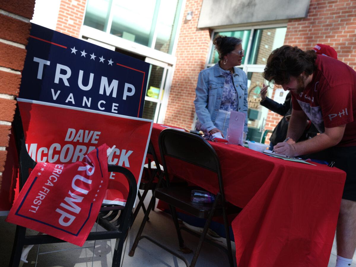 Republicans party volunteers outside Narbeth Borough Hall in Narbeth, Pa., on Nov.5, 2024. (Jez Coulson for The Epoch Times)
