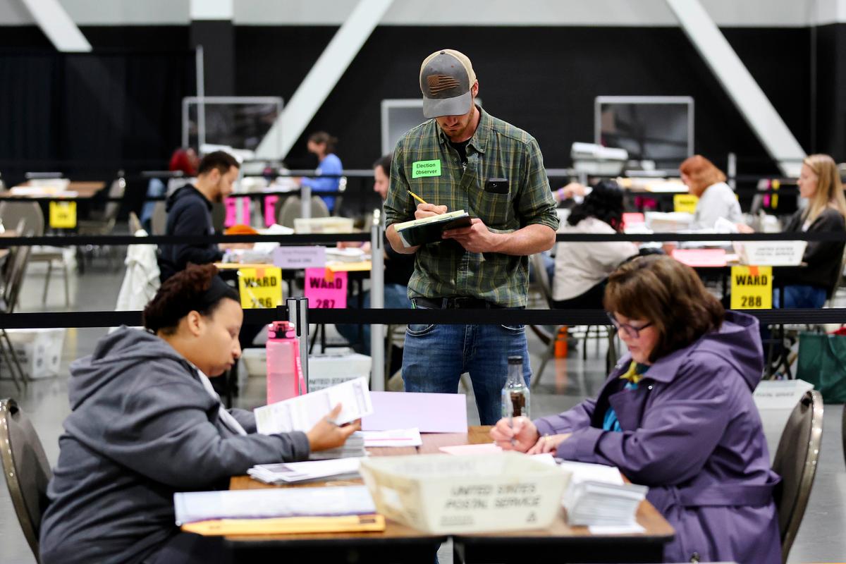 Officials Order Retabulation of 31,000 Absentee Ballots in Milwaukee thumbnail