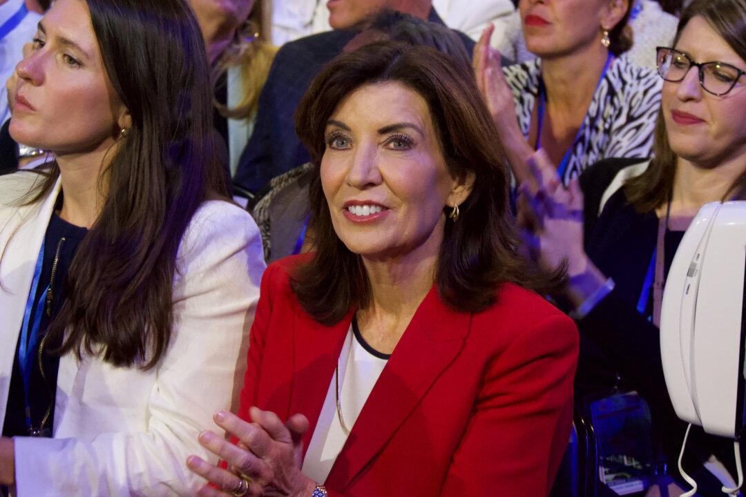 Hochul Backs Mamdani in NYC Mayoral Race as Other Democrats Keep Distance