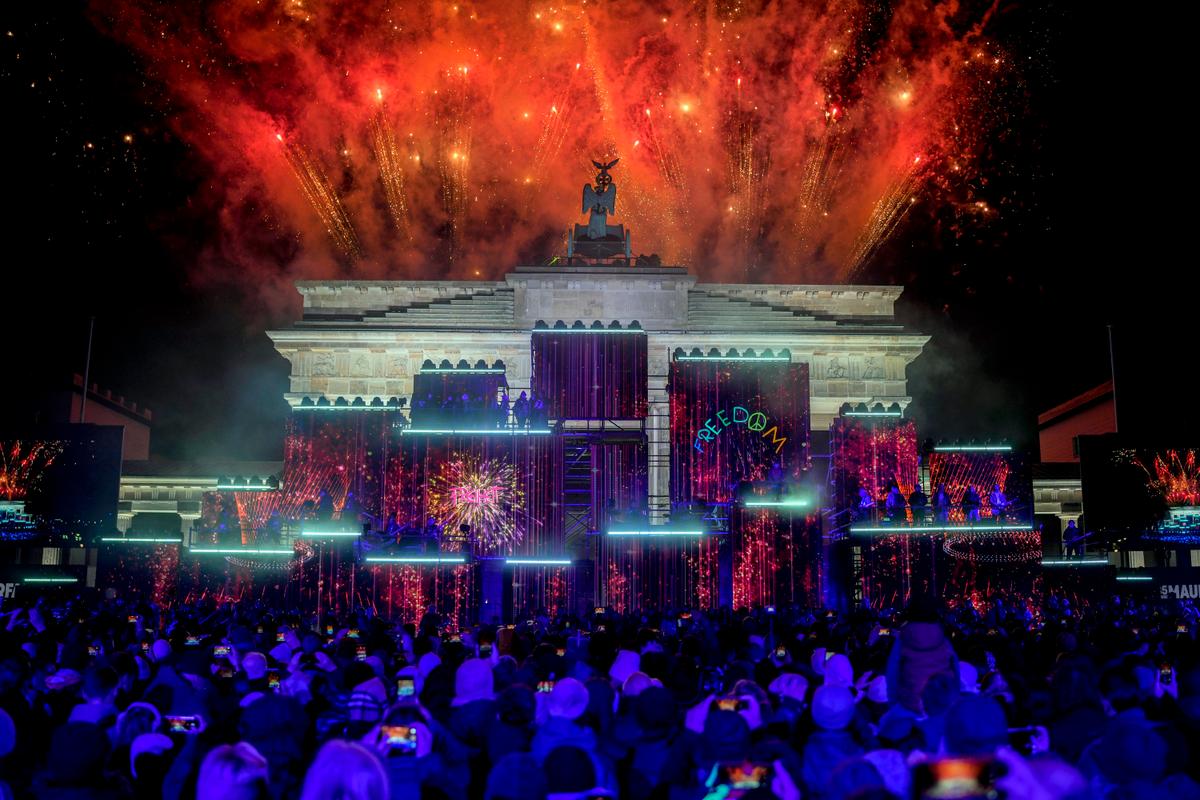 Tens of Thousands Celebrate Fall of Berlin Wall 35 Years Ago