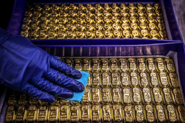 Gold Prices Settle Shy of Record High as Dollar Slide Boosts Metal