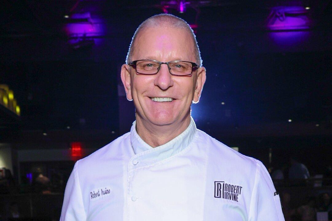 Celebrity Chef Robert Irvine Praises Veterans for Their ‘Sacrifice and Dedication’