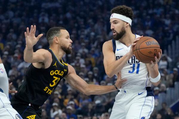 Dallas Mavericks guard Klay Thompson, right, is defended by Golden State Warriors guard Stephen Curry (30) during the first half of an Emirates NBA Cup basketball game in San Francisco on Nov. 12, 2024. (Jeff Chiu/AP Photo)