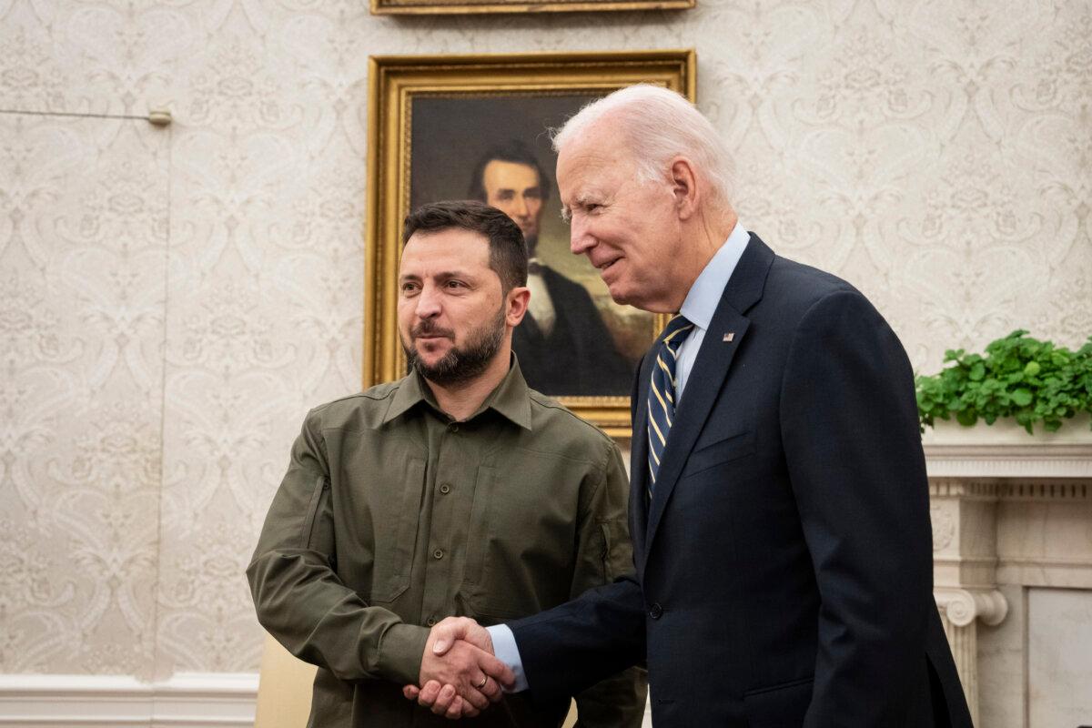 U.S. President Joe Biden shakes hands with Ukrainian President Volodymyr Zelenskyy at the Oval Office on Sept. 21, 2023. (Drew Angerer/Getty Images)