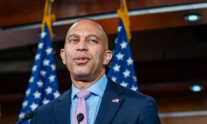 Jeffries Says Democrats Wonât Support Short-Term Government Funding Bill