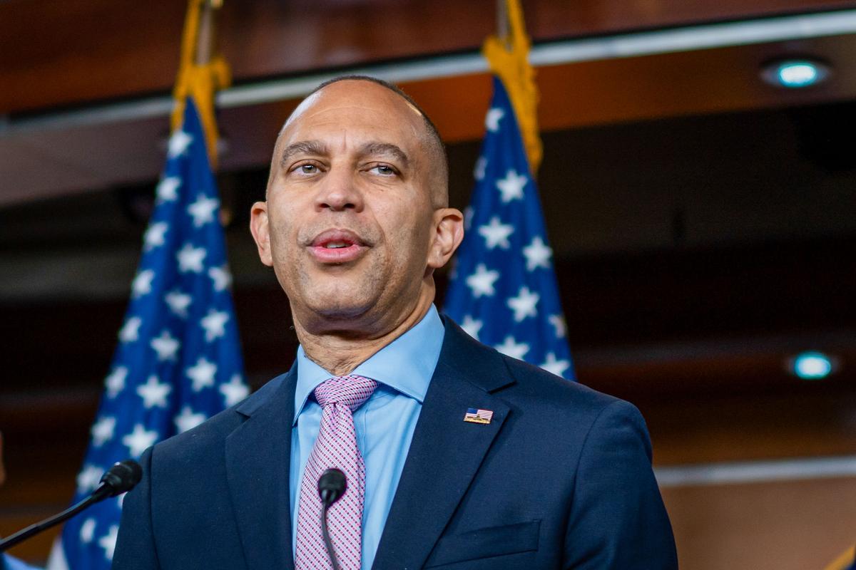 Hakeem Jeffries Reelected as House Democrat Leader thumbnail