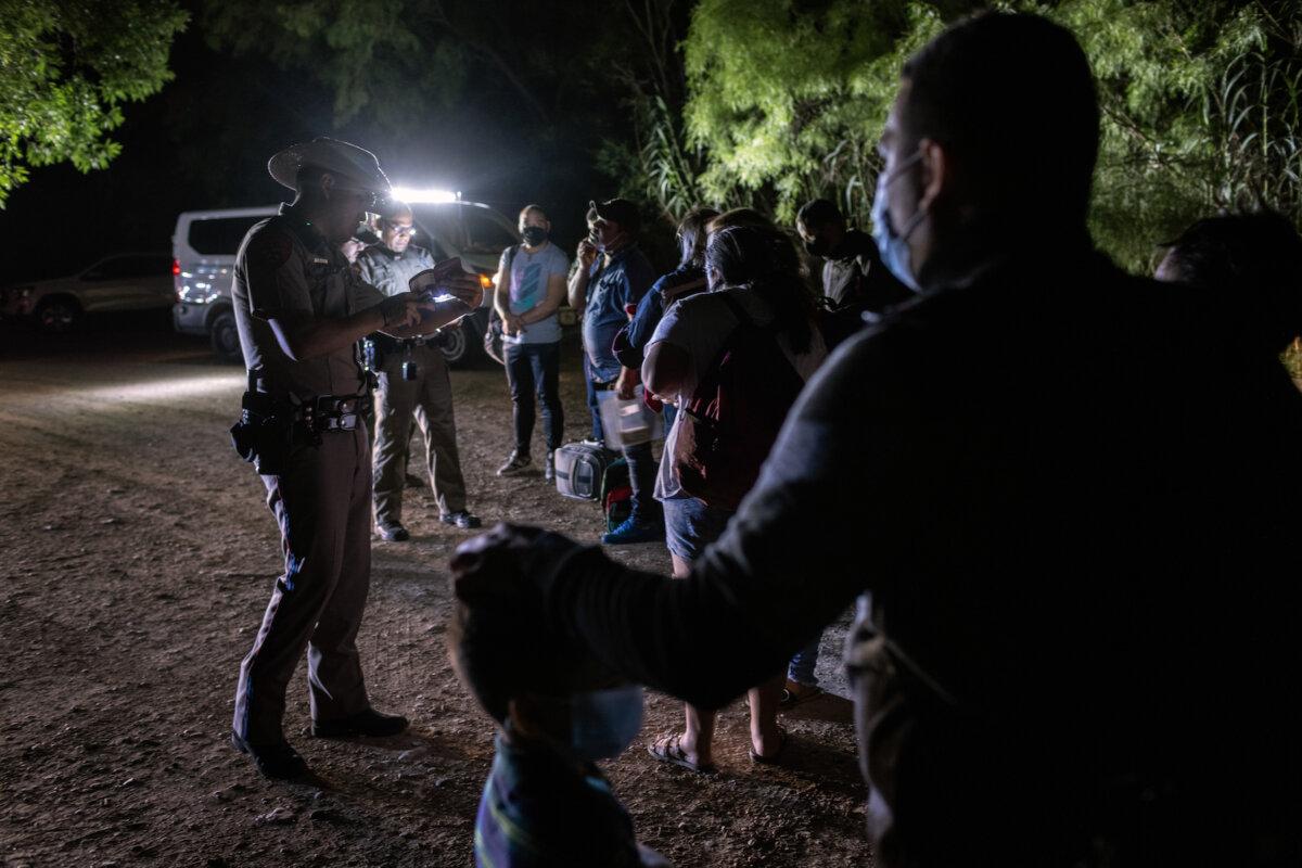 Illegal immigrants from Venezuela turn themselves in to Texas state troopers after crossing the border from Mexico into Del Rio, Texas, on May 18, 2021. (John Moore/Getty Images)