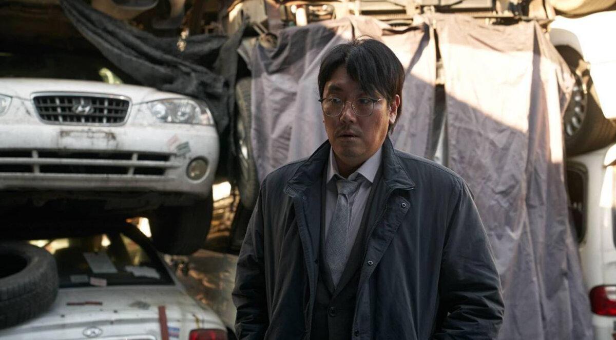 Lee Man-jae (Cho Jin-woong) is desperate, in “Dead Man.” (Megabox Plus M).