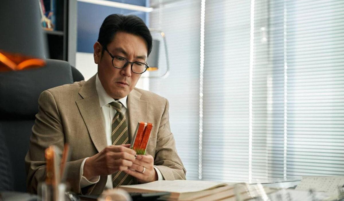 Lee Man-jae (Cho Jin-woong) gets a temporary makeover, in “Dead Man.” (Megabox Plus M).