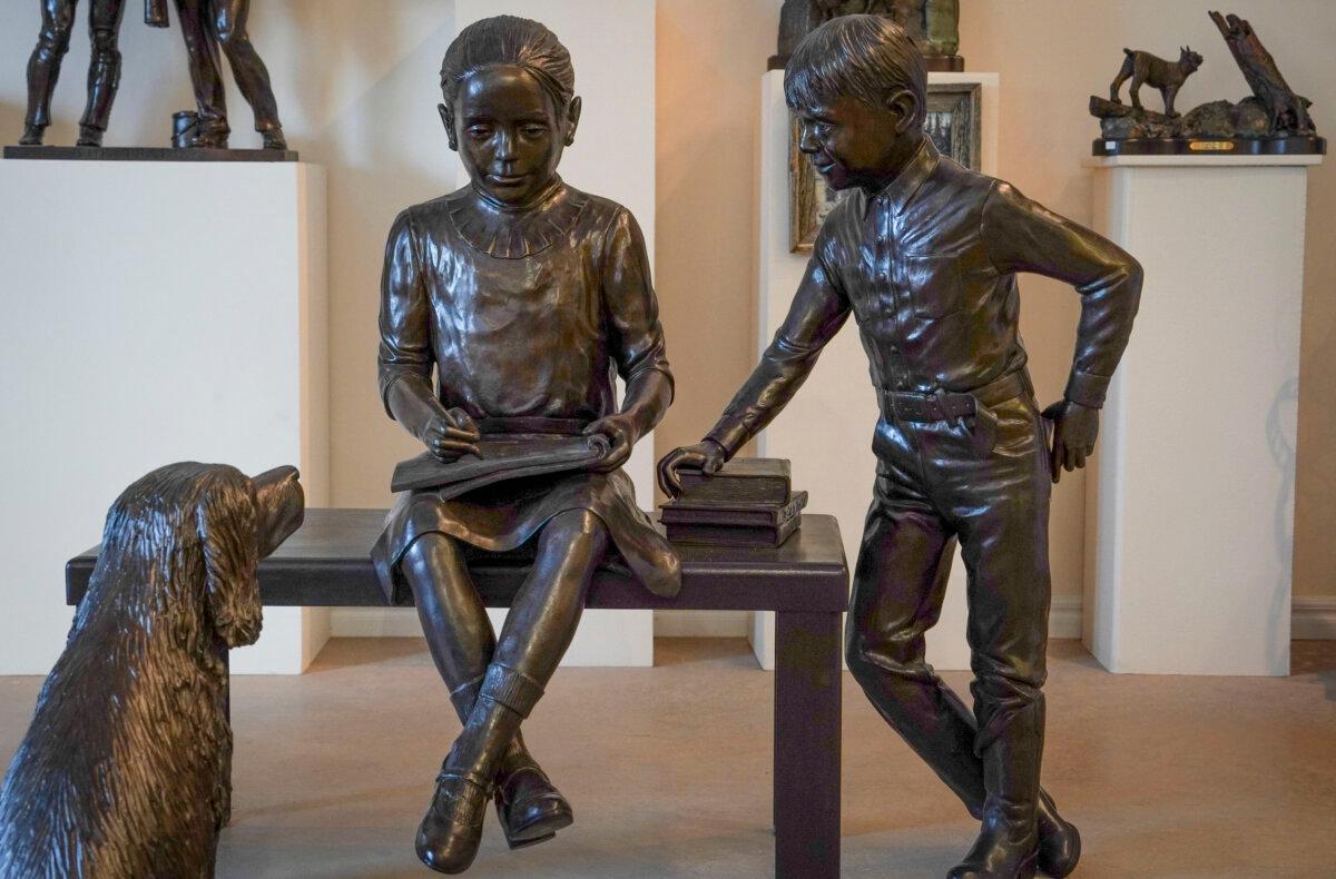 A bronze sculpture depicting two children reading is seen at Studio West Bronze Foundry & Art Gallery in Cochrane, Alta. (Carolina Avendano/The Epoch Times)