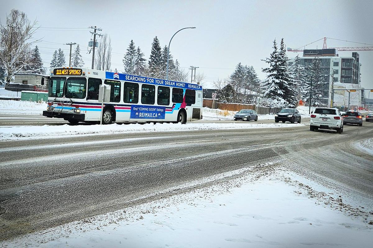 A City bus leaves 45 Street Station in Calgary's southwest amid snowy road conditions, on Nov. 22, 2024. (Michael Wing/The Epoch Times)