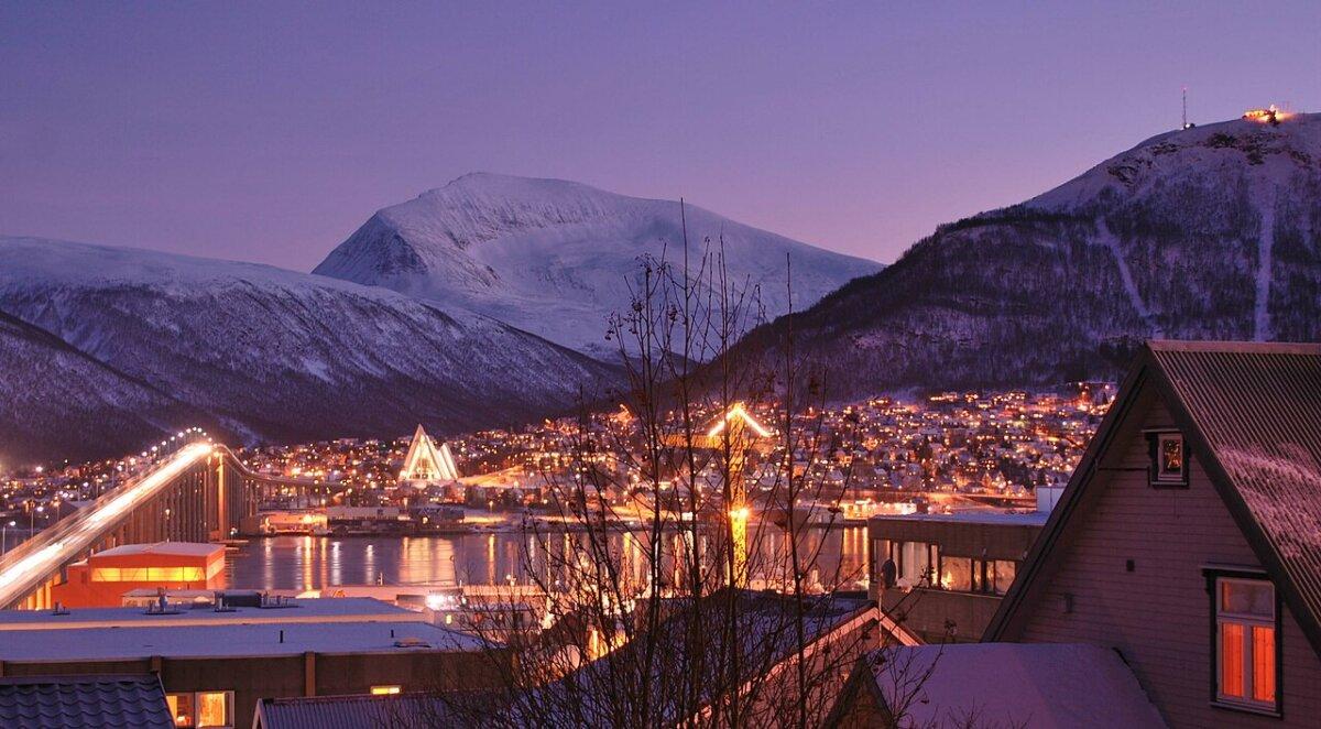 Early afternoon during polar twilight in Tromso, Norway. (<a href="https://commons.wikimedia.org/wiki/User:Osopolar">Osopolar</a>/<a href="https://creativecommons.org/licenses/by-sa/3.0/deed.en">CC BY-SA 3.0</a>)