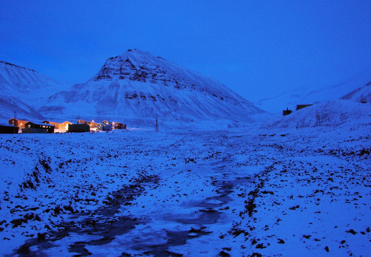 The polar night in Nybyen, on the archipelago of Svalbard, Norway. Instead of the pitch-black that many imagine, there is a blue light much of the time during the days of the polar night. (<a href="https://commons.wikimedia.org/wiki/User:Uspn">Bjorn Christian Torrissen</a>/<a href="https://creativecommons.org/licenses/by-sa/3.0/deed.en">CC BY-SA 3.0</a>)