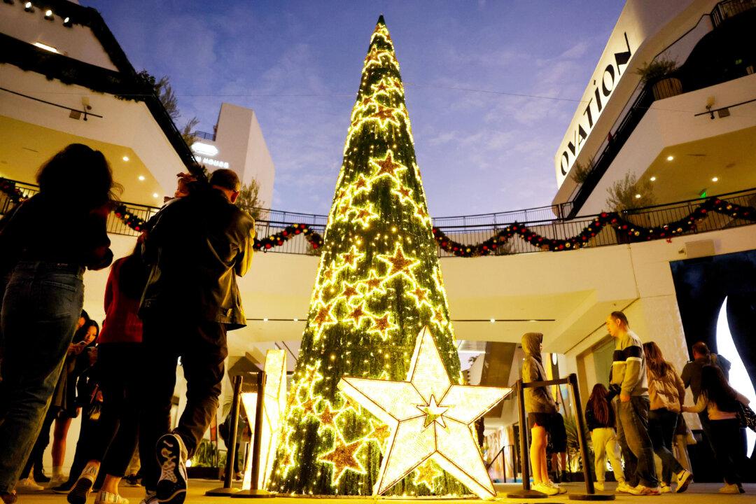 US Employees Are Taking on Extra Jobs to Be Able to Afford Christmas This Year