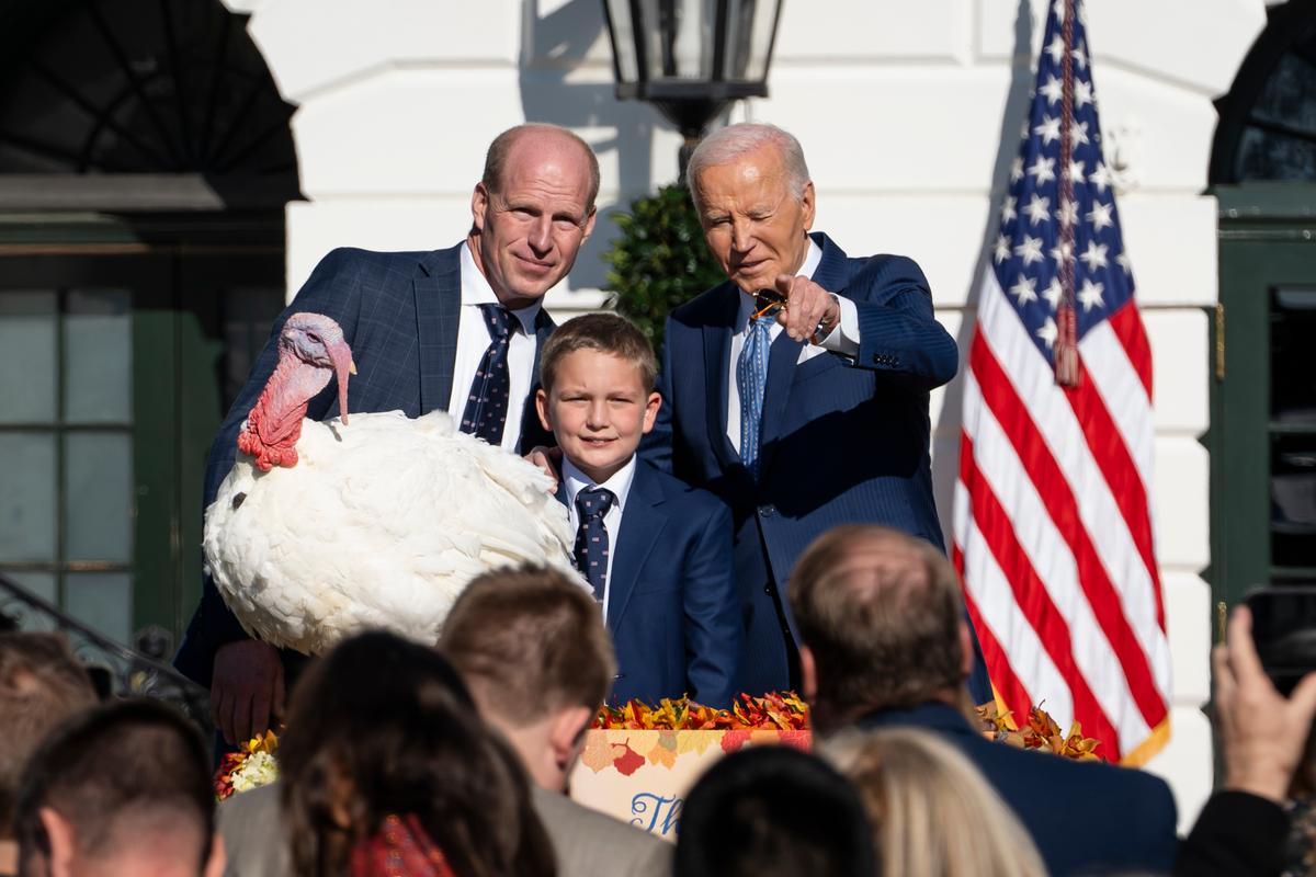 In Photos: White House Prepares for Thanksgiving and Christmas thumbnail