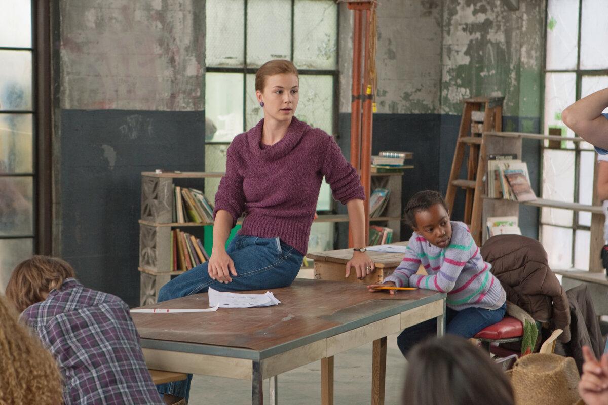 Stacey Bess (Emily VanCamp) teaches in a dilapidated classroom with no supplies, in “Beyond the Blackboard.” (MovieStillsDB)