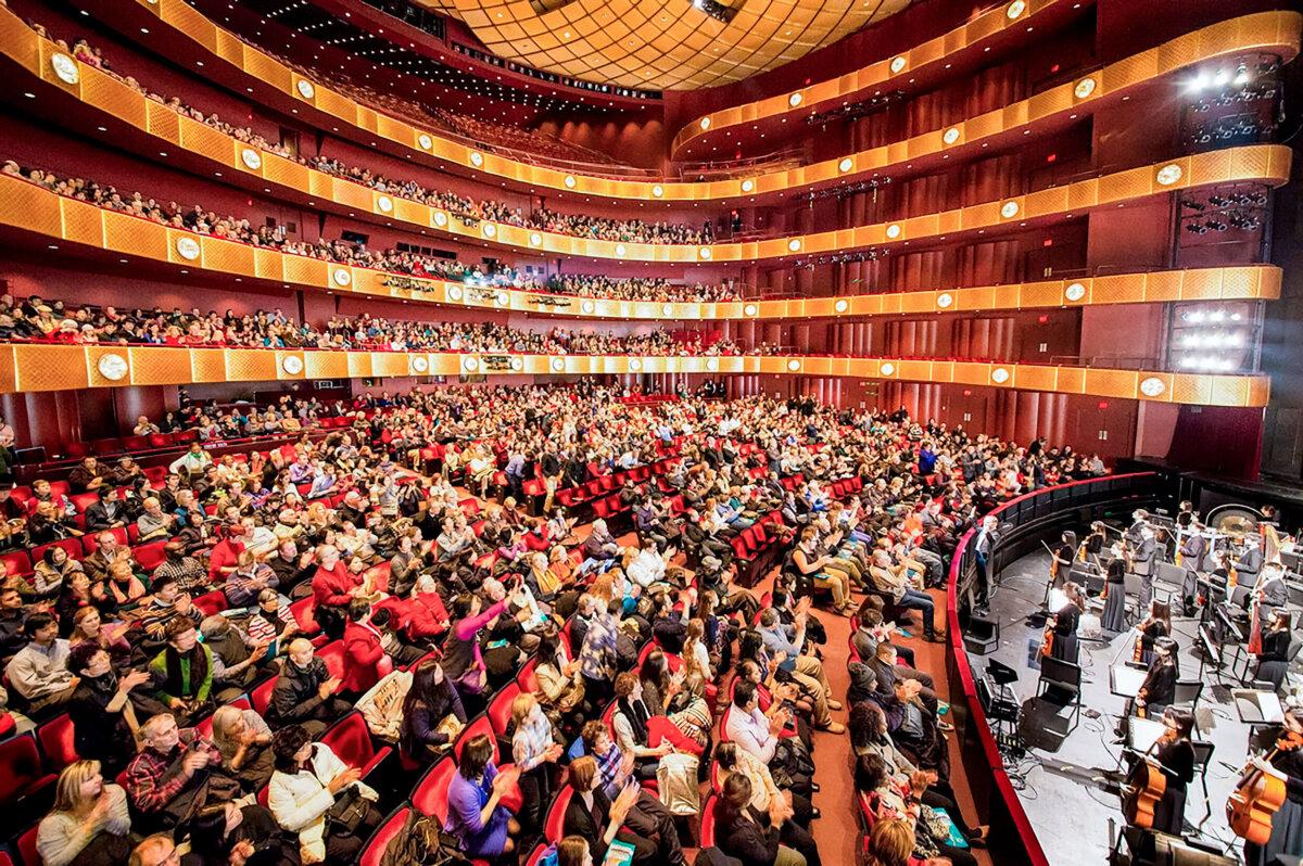 The curtain call for Shen Yun Performing Arts at the David H. Koch Theater at Lincoln Center in New York on Jan. 11, 2015. (Larry Dai/Epoch Times)