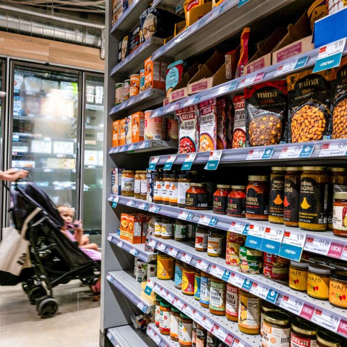 Consumer Confidence Slips as Inflation Expectations Jump