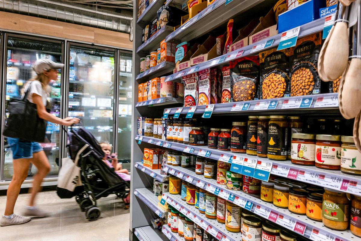 Consumer Confidence Slips as Inflation Expectations Jump