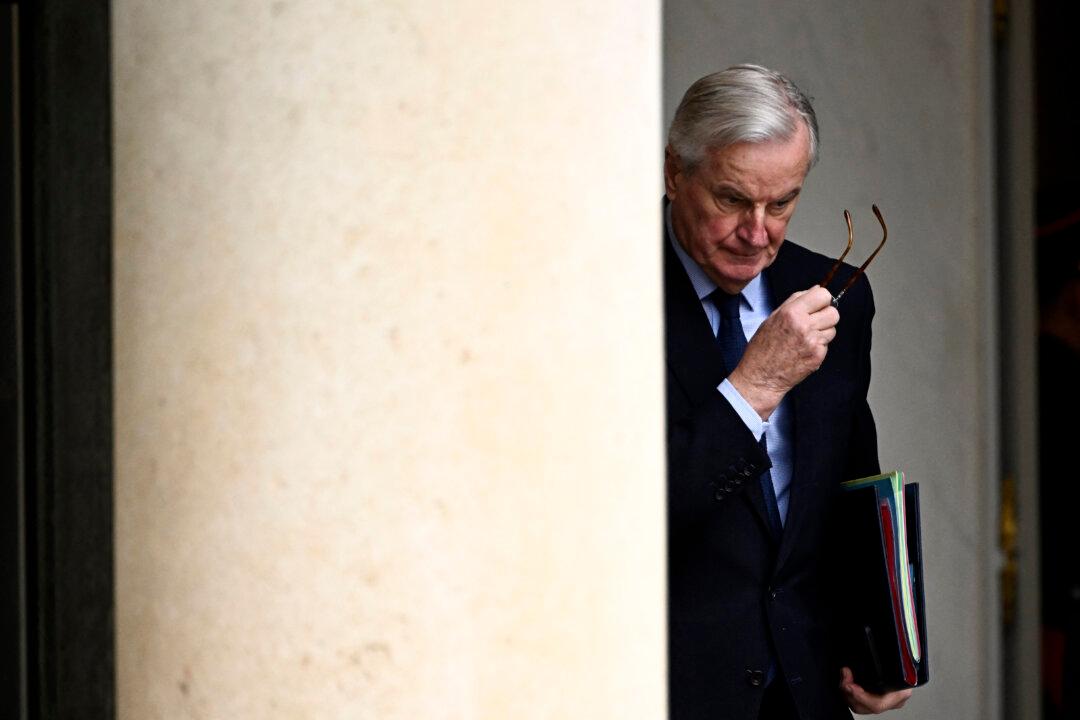 French Government on Brink of Collapse as No Confidence Vote Looms