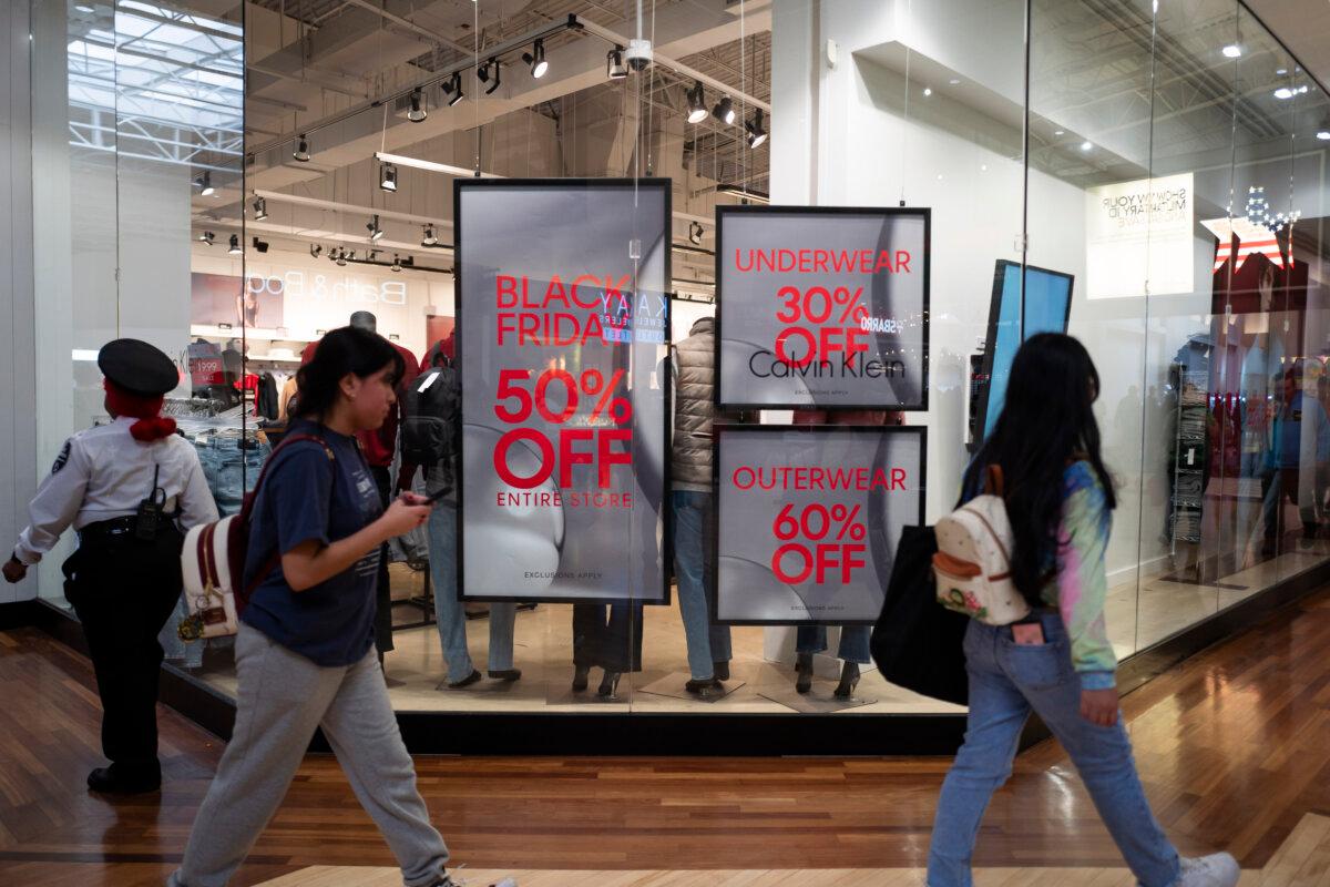 180 Million Shoppers Expected to Kick Off Christmas Buying Rush | USNN World News Bargain hunters on the prowl on Black Friday at a mall in Hanover, Md., on Nov. 29, 2024. (Madalina Vasiliu/The Epoch Times)