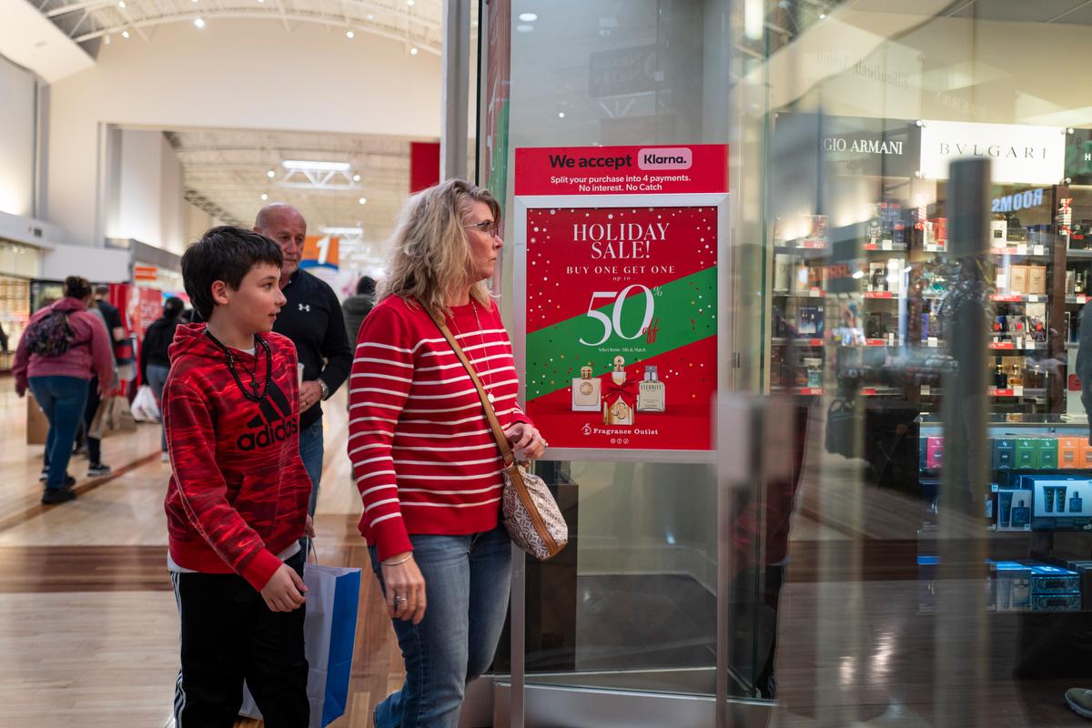 Holiday Retail Sales to Surpass $1 Trillion: Report | USNN World News People shop on Black Friday at a mall in Hanover, Md., on Nov. 29, 2024. (Madalina Vasiliu/The Epoch Times)