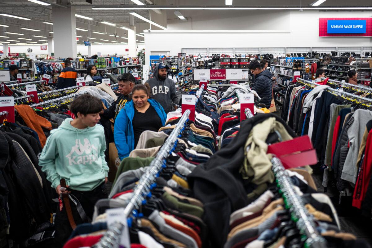 Black Friday shoppers at a mall in Hanover, Md., on Nov. 29, 2024. (Madalina Vasiliu/The Epoch Times)