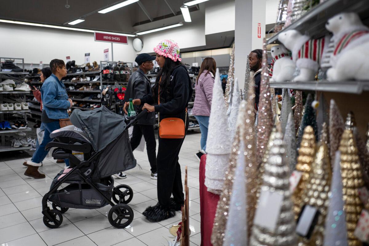 People shop on Black Friday at a mall in Hanover, Md., on Nov. 29, 2024. (Madalina Vasiliu/The Epoch Times)