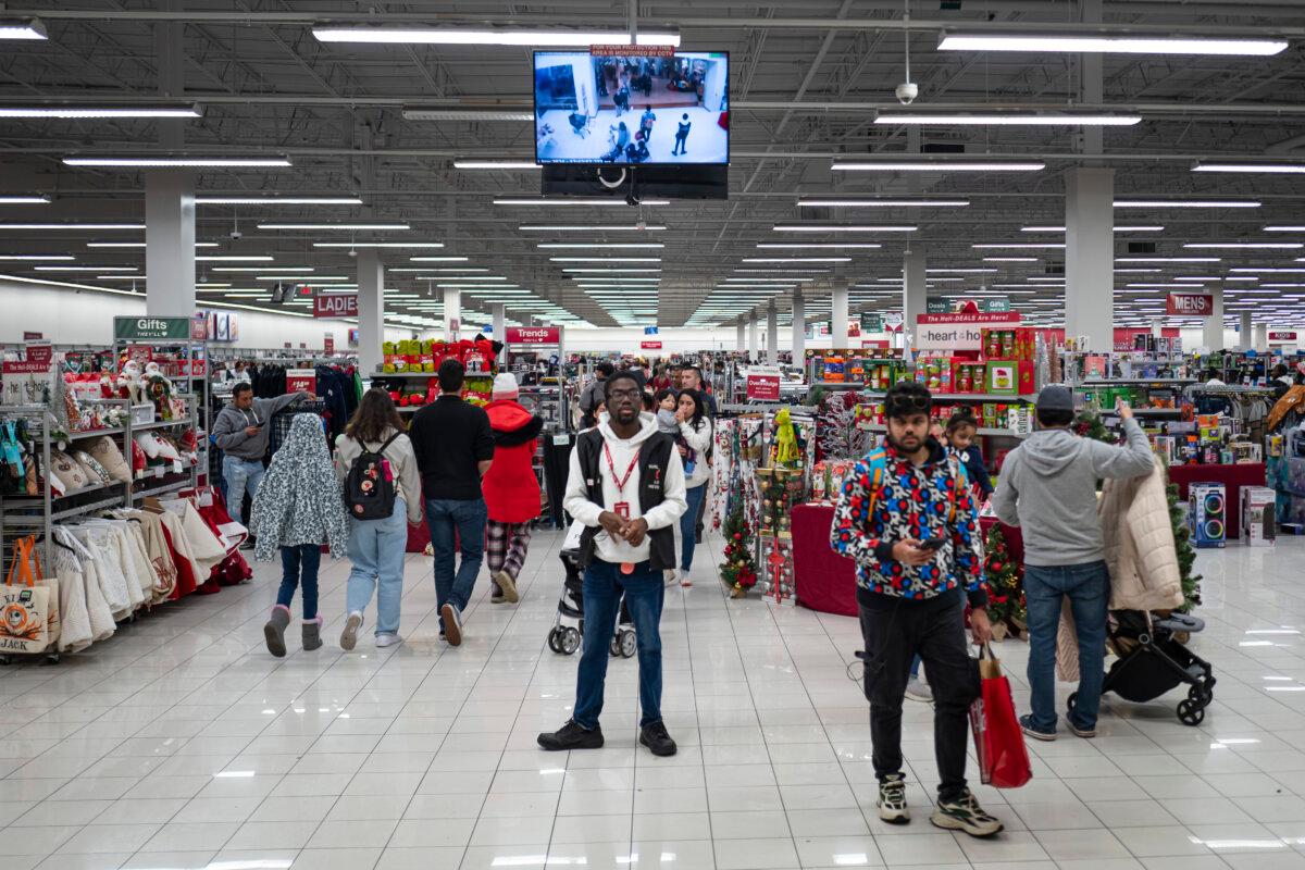 Visa y Mastercard llegan a un acuerdo en una disputa de 20 años: lo que esto significa para los compradores y comerciantes | Noticias mundiales de la USNN La gente compra el Viernes Negro en un centro comercial en Hanover, Maryland, el 29 de noviembre de 2024. (Madalina Vasiliu/La Gran Época)