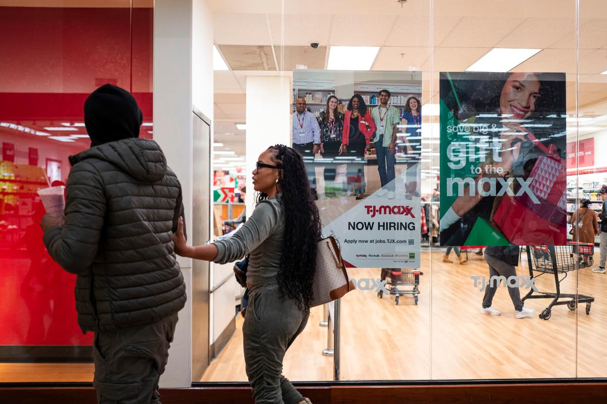 US Jobless Claims Decline, Reinforcing Strength in Labor Market