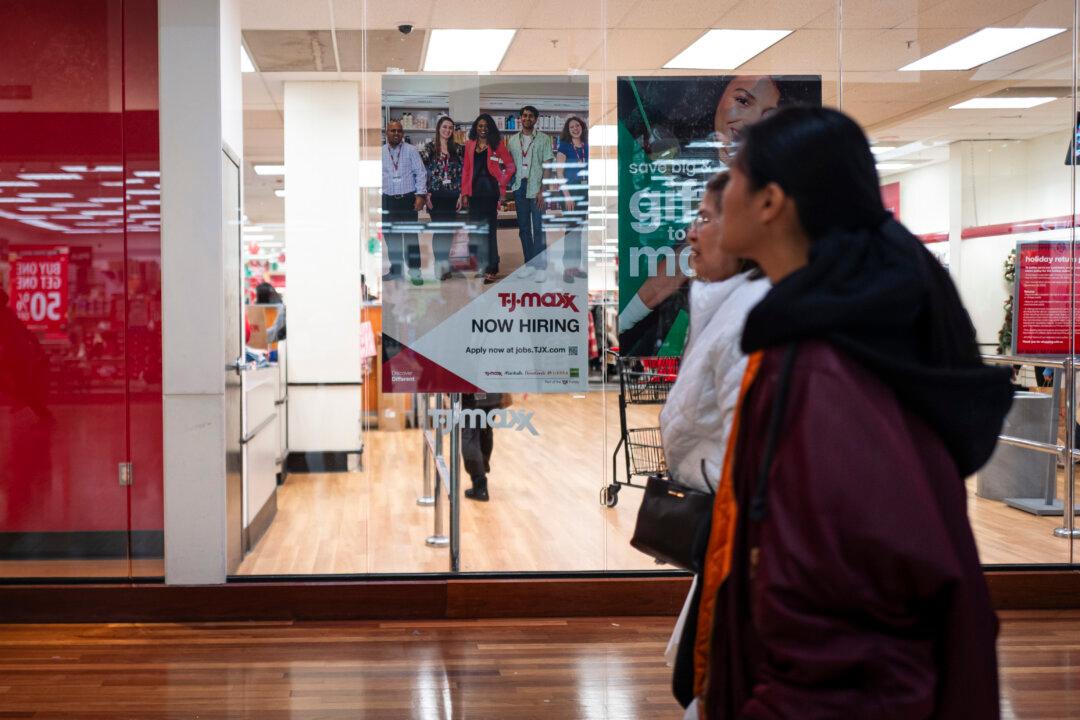 Jobless Claims Tick Up, Layoffs Slip as US Labor Market Sends Mixed Signals