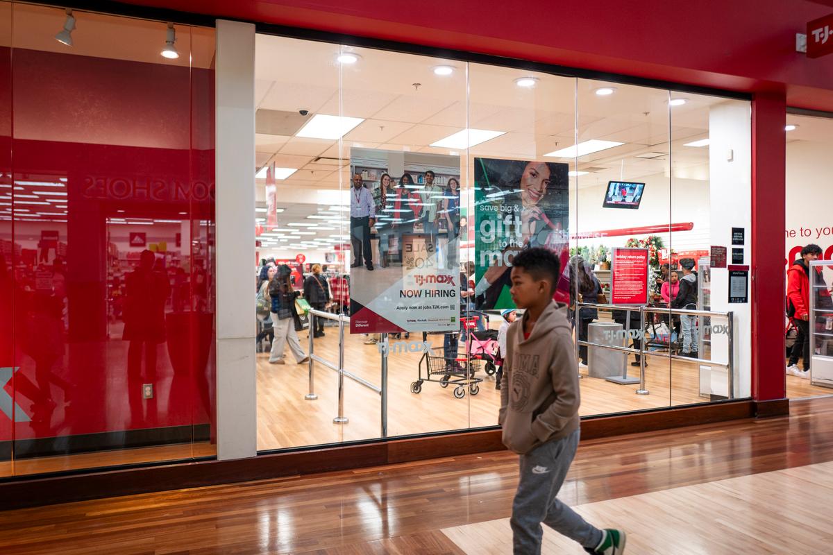 US Layoffs Fall 55 Percent in February as Hiring Plans Pick Up: Challenger