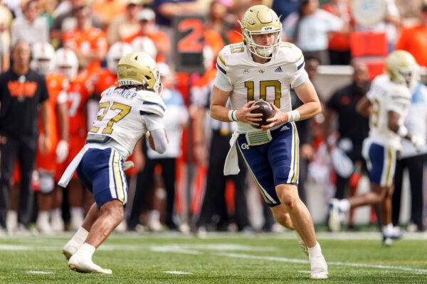 Georgia Tech quarterback Haynes King (10) drops back during the first half of an NCAA college football game against Miami in Atlanta on Nov. 9, 2024. (Jason Allen/AP Photo)