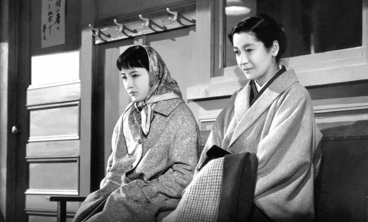 Sisters Akiko Sugiyama (Ineko Arima, L), and Takako Numata (Setsuko Hara), in “Tokyo Twilight.” (Shochiku).