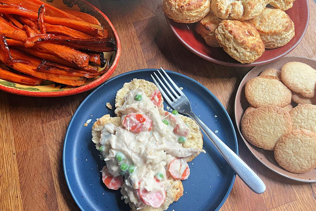 Dinner for 4 for $25: This 3-course Chicken and Biscuits Meal Will Fly With the Whole Family